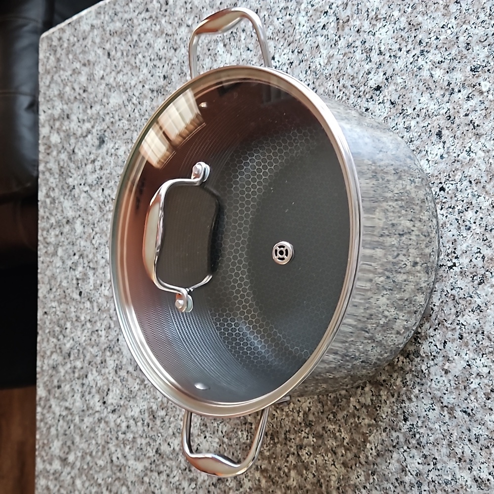 HexClad Hybrid 8 QT Pot With Lid